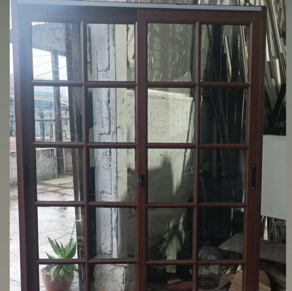 aberturas de aluminio en estilo Colonial.