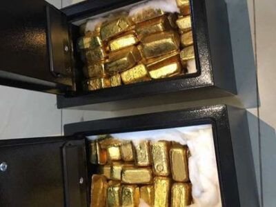 Oro, lingotes, polvo de oro, oro en bruto y pepitas disponibles para la venta.